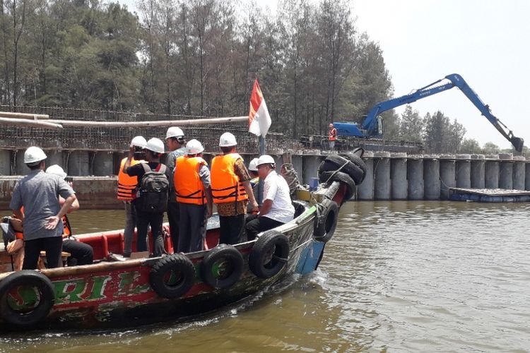 Rombongan Kejaksaan Tinggi DKI Jakarta meninjau lokasi pembangunan  proyek tanggul NCICD di Kali Blencong, Marunda, Jumat (16/11/2018).