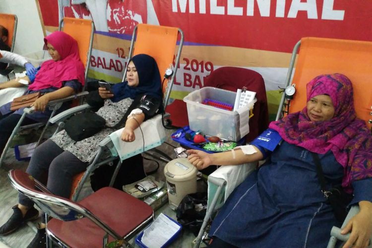 Balad Jokowi Kota Bandung gelar kegiatan donor darah  di Gedung Indonesia Menggugat (GIM) Jalan Perintis Kemerdekaan, Kota Bandung, Sabtu (12/1/2019).