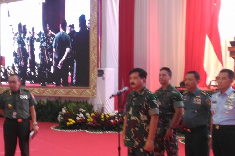 Panglima TNI Marsekal Hadi Tjahjanto menutup rapat pimpinan TNI tahun 2019 di Markas Besar TNI, Cilangkap, Jakarta Timur, Kamis (31/1/2019). 