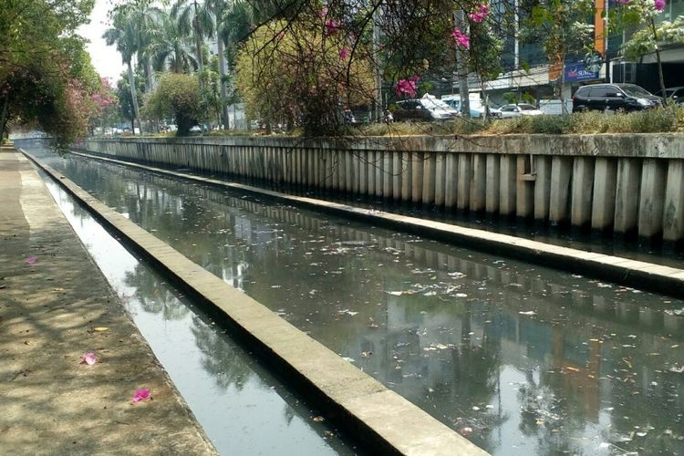 Sampah-sampah plastik memenuhi permukaan Kali Cideng yang terletak di Kecamatan Gambir, Jakarta Pusat, Rabu (13/9/2017).