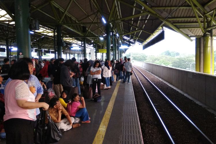 Penumpang kereta api menunggu kereta yang terlambat berangkat dari Stasiun Gambir, Jakarta, Minggu (15/10/2017).