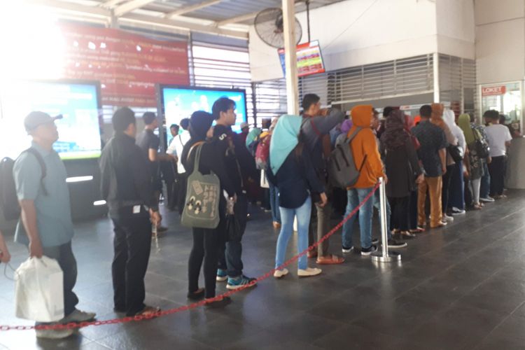 Antrean Penumpang di Loket Tiket Harian Berjamin (THB) Stasiun Manggarai, Senin (23/7/2018)