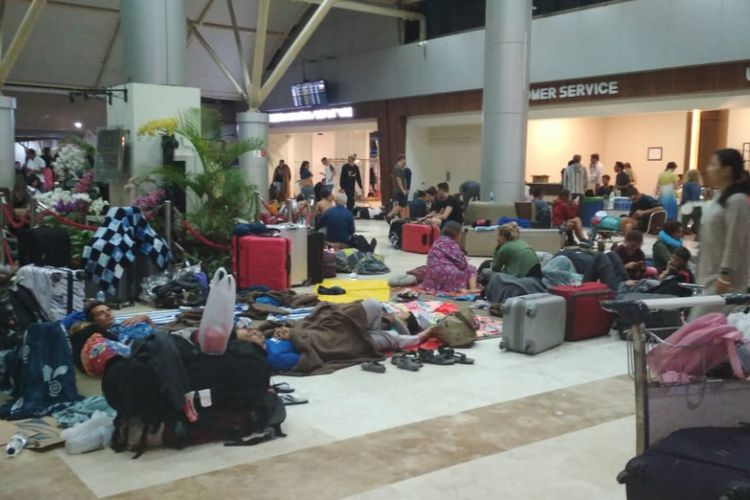 WIsatawan menginap di Bandara Internasional Lombok, Senin (7/8/2018).