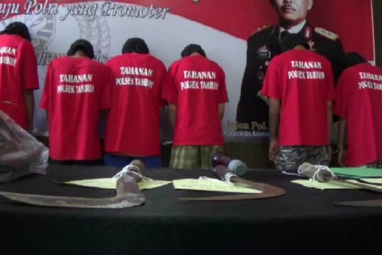 Tampak para pelaku yang begal anggota TNI dari Koramil 01 Tambun di Mapolres Metro Bekasi, Jumat (26/10/2018).