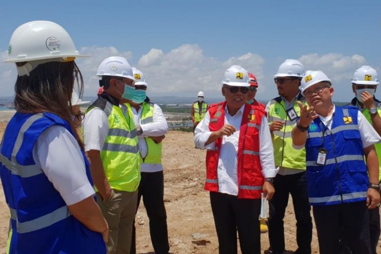 Menteri PUPR Basuki Hadimuljono meninjau progres proyek revitalisasi TPA Regional Sarbagita Suwung di Bali, Senin (8/10/2018).