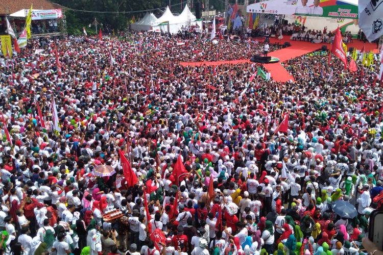 Ribuang pendukung Jokowi memadati arena kampanye di kompleks GOR Satria Purwokerto, Jawa Tengah, Kamis (4/4/2019)