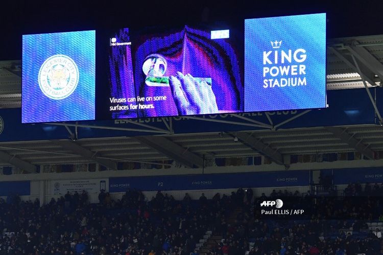 Pengumuman yang memperingati publik terhadap ancaman virus corona tayang di layar video raksasa pada laga Leicester dan Aston Villa di Stadion King Power, Leicester, pada 9 Maret 2020.