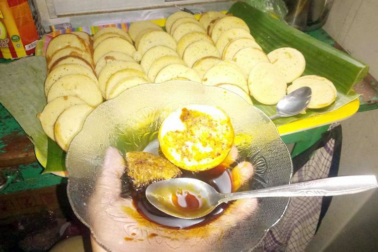 Kue apem buatan masyarakat Desa Dembe I Kota Gorontalo, Jumat (29/9/2017) disajikan gratis kepada para pengunjung.