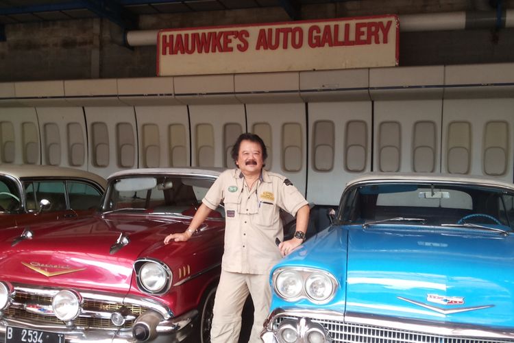 Hartawan Hauwke Setjodiningrat saat ditemui di galeri mobil kuno miliknya di kawasan Kemang, Jakarta Selatan, Senin (12/3/2018).