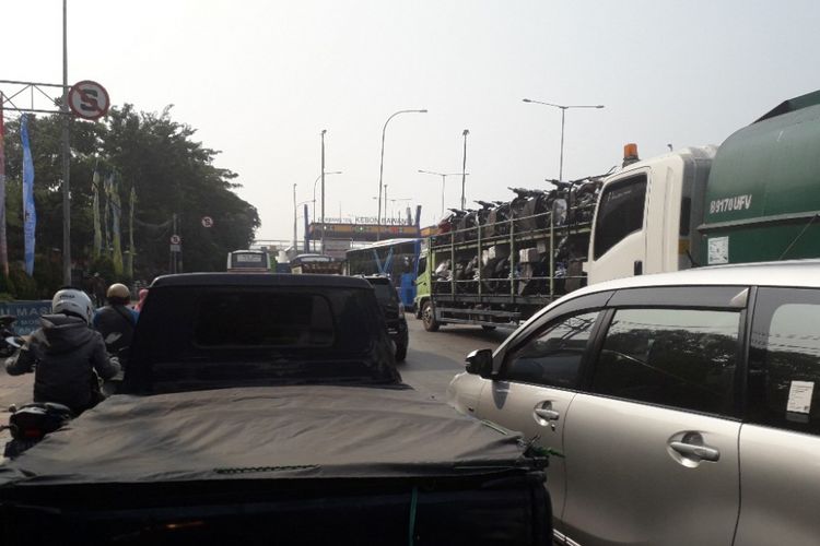 Kemacetan arus lalu lintas di Jalan Yos Sudarso, Jakarta Utara, Rabu (11/7/2018).