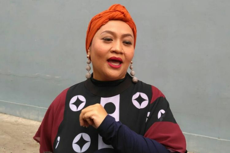 Presenter dan artis peran Tike Priatnakusumah saat ditemui di kawasan Mampang, Jakarta Selatan, Rabu (13/2/2019).