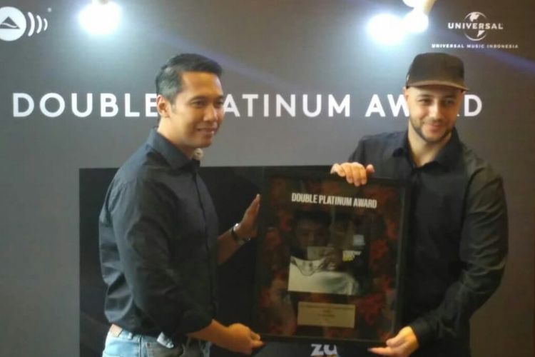 Penyanyi Maher Zain menerima sertifikasi double platinum dari Wisnu Surjono perwakilan Universal Music Indonesia di kawasan MH Thamrin, Jakarta Pusat, Selasa (19/3/2019).