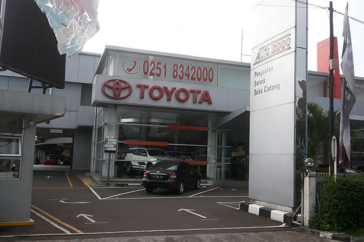 Suasana di bengkel resmi Auto2000 Toyota di Jalan Siliwangi, Bogor pada Minggu (31/12/2017). Bengkel Auto2000 di Bogor merupakan satu dari empat bengkel resmi Toyota yang tetap buka 24 jam selama musim liburan panjang Natal dan Tahun Baru, tepatnya dari 23 Desember 2017 hingga 1 Januari 2018.