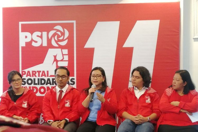 Bendahara Umum Partai Solidaritas Indonesia (PSI) Suci Mayang Sari (tengah) di DPP PSI, Jakarta, Kamis (18/3/2018).