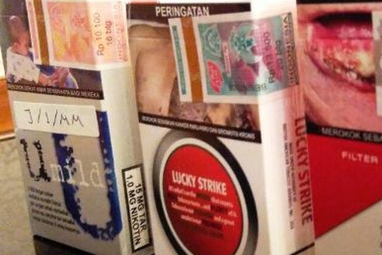 Contoh bungkus rokok bergambar seram yang ditutup pita cukai.