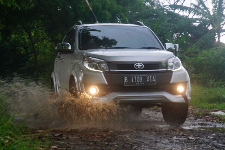 Download Gambar Mobil Toyota Rush Terbaru 2013 - RIchi Mobil