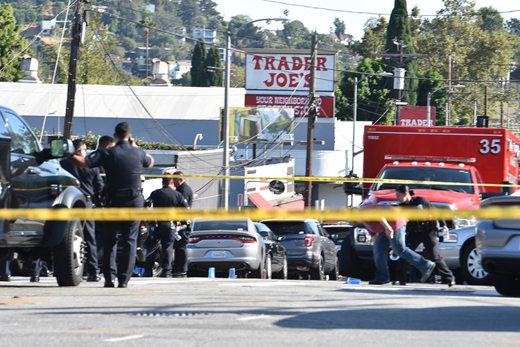 Petugas kepolisian Los Angeles berjaga di sekitar supermarket Trader Joes saat terjadinya drama penyanderaan, Sabtu (21/7/2018).