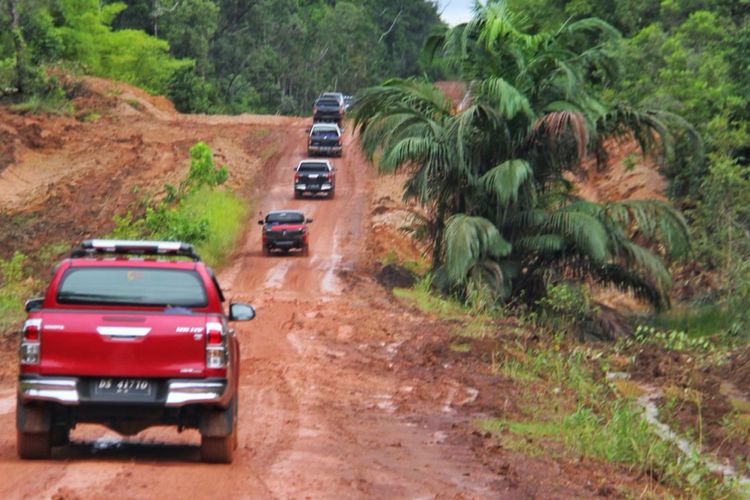 Kondisi jalan perbatasan Papua yang masih rusak, Jumat (16/3/2018).