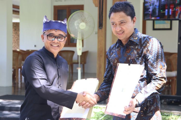 Bupati Banyuwangi Abdullah Azwar Anas (kiri) dan  Direktur PT Bumi Suksesindo (BSI) Cahyono Seto usai penandatanganan MoU CSR di Pendopo Sabha Swagata Blambangan Banyuwangi, Jawa Timur, pada Kamis (12/4/2018).