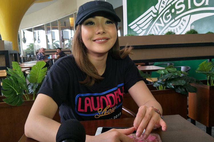 Artis peran yang juga penyanyi Gisel Anastasia saat ditemui di acara temu fans fimn Laundry Show di Cibinong City Mall, Bogor, Jawa Barat, Sabtu (5/1/2019).