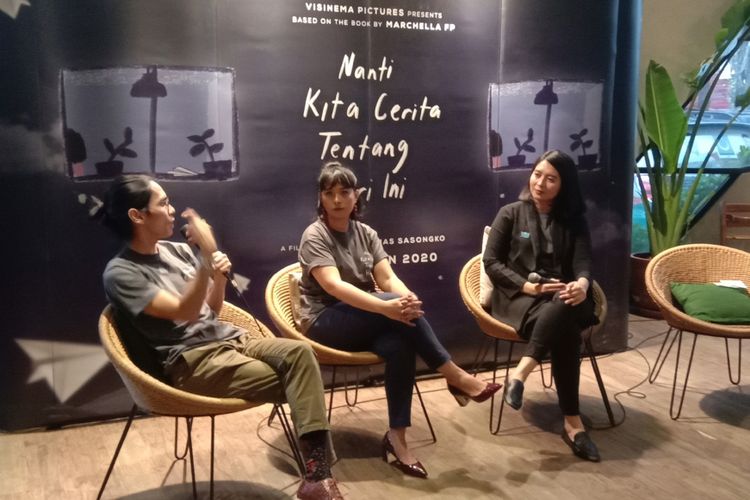 (Kiri ke kanan) Sutradara Angga Dwimas Sasongko, produser Anggia Kharisma, penulis Marchella FP,  saat mengadiri jumpa pers film Nanti Kita Cerita Tentang Hari Ini (NKCTHI) di Ecology, Kemang, Jakarta Selatan, Senin (11/2/2019).