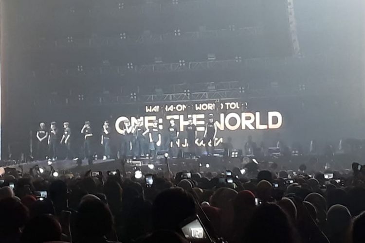 Boyband K-pop Wanna One menggelar konser One: The World, yang merupakan bagian dari tur dunia mereka, di Indonesia Convention Exhibition, BSD, Tangerang, Minggu (15/7/2018).