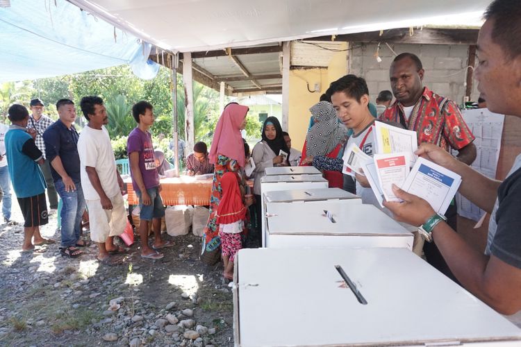 Warga antre menyalurkan hak politiknya pada Pemilu 2019 di TPS 06, Kelurahan Timika Jaya, Kabupaten Mimika, Papua, Rabu (17/4/2019). 