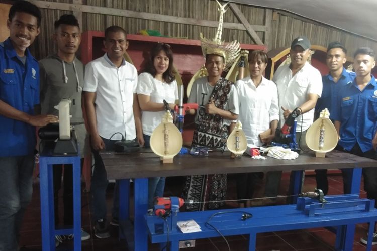 Tim dosen dari Politeknik Negeri Kupang, NTT, saat memberikan bantuan peralatan produksi alat musik Sasando kepada perajin dan pemusik Sasando, Djitron Pah di Desa Oebelo, Kecamatan Kupang Tengah, Kabupaten Kupang, Selasa (27/8/2019)