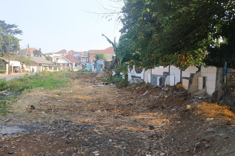 Lahan yang pernah digusur Pemerintah Kota Bekasi di Jakasetia pada 2016. Lahan itu masih menganggur hingga hari ini. Warga masih memperjuangkan hak mereka atas lahan tersebut, sebab mereka sudah tinggal lebih dari 20 tahun di atas tanah yang disebut bukan milik pemerintah itu.