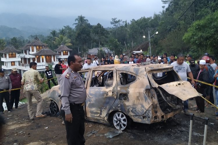 Proses olah tempat kejadian perkara temuan dia jenazah dalam mobil terbakar oleh anggota kepolisian di Cidahu, Sukabumi,Jawa Barat, Minggu (25/8/2019).