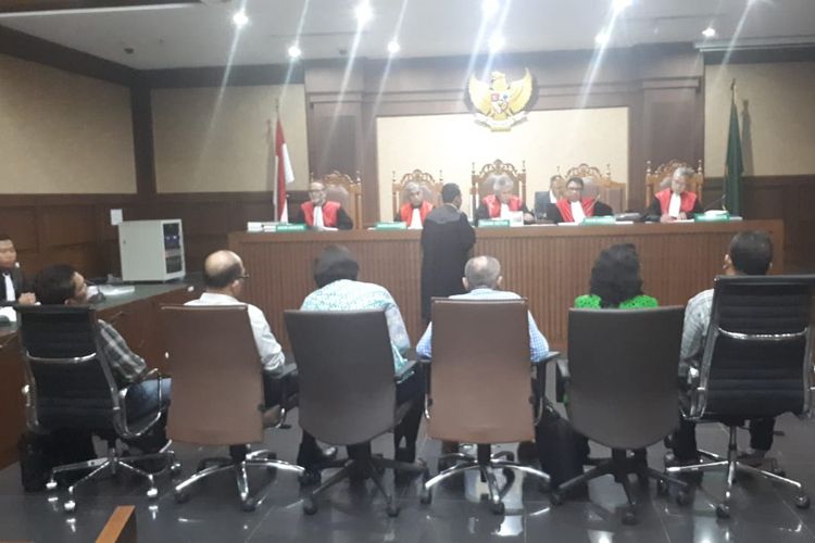  Jaksa Komisi Pemberantasan Korupsi (KPK) mendakwa enam anggota DPRD Sumatera Utara menerima suap dari Gubernur Sumatera Utara, Gatot Pujo Nugroho.