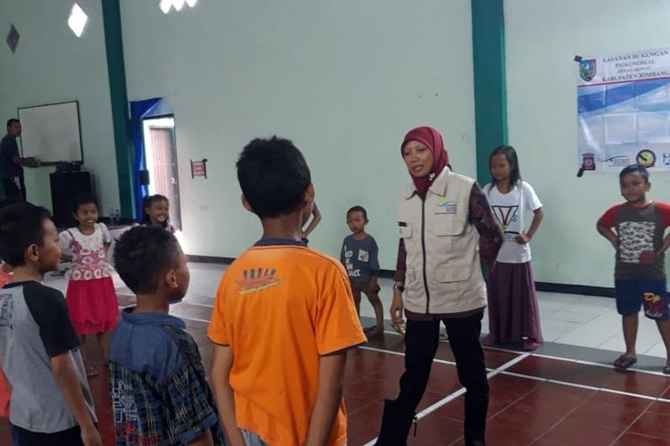 Para pekerja sosial melakukan pemulihan trauma terhadap anak-anak Dusun Beluk Desa Jombok Kecamatan Kesamben Kabupaten Jombang Jawa Timur, Kamis (9/5/2019). Selama sepekan, Dusun yang berbatasan dengan Kabupaten Mojokerto itu dilanda banjir akibat luapan sungai afur Watudakon.
