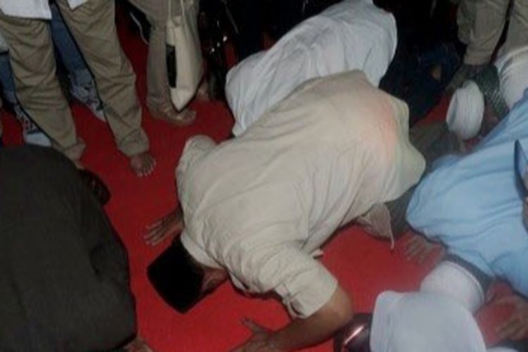 Calon presiden nomor urut 02 Prabowo Subianto sujud syukur usai mengklaim kemenangan di Jalan Kertanegara, Jakarta, Rabu (17/4/2019).