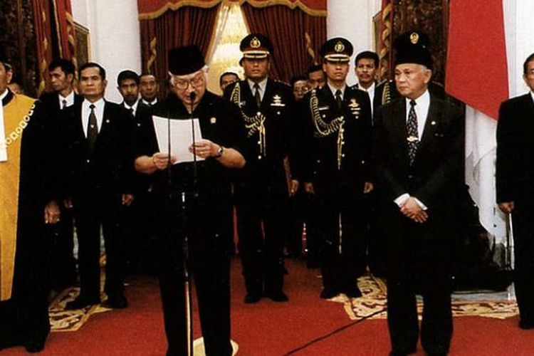 Presiden Soeharto saat mengumumkan mundur dari jabatannya di Istana Merdeka, pada 21 Mei 1998.