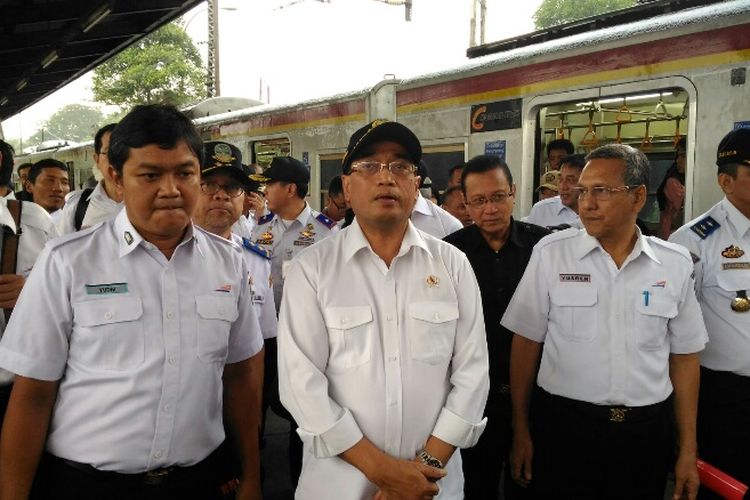 Menteri Perhubungan Budi Karya Sumadi meninjau Stasiun Jatinegara, Jakarta Timur, Minggu (23/7/2017).