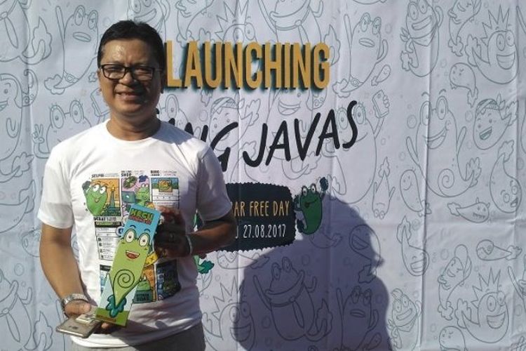 Warga Jakarta, Endry Abzan, difoto mengenakan kaus yang diluncurkan Kaesang Pangarep (putera Jokowi) dalam CFD, di Gladak, Solo, Minggu (27/8/2017) pagi. 