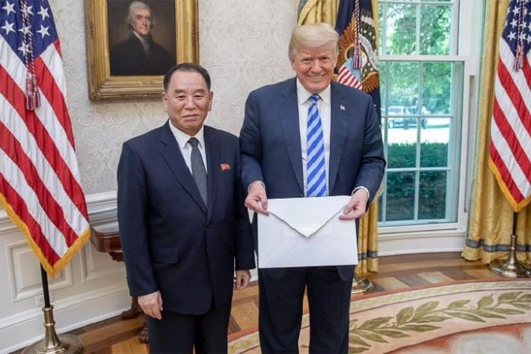 Presiden Amerika Serikat Donald Trump (kanan) ketika menerima amplop raksasa yang diyakini berisi surat Pemimpin Korea Utara Kim Jong Un dari utusan sekaligus tangan kanan Kim, Kim Yong Chol, di Gedung Putih, Jumat (1/6/2018).