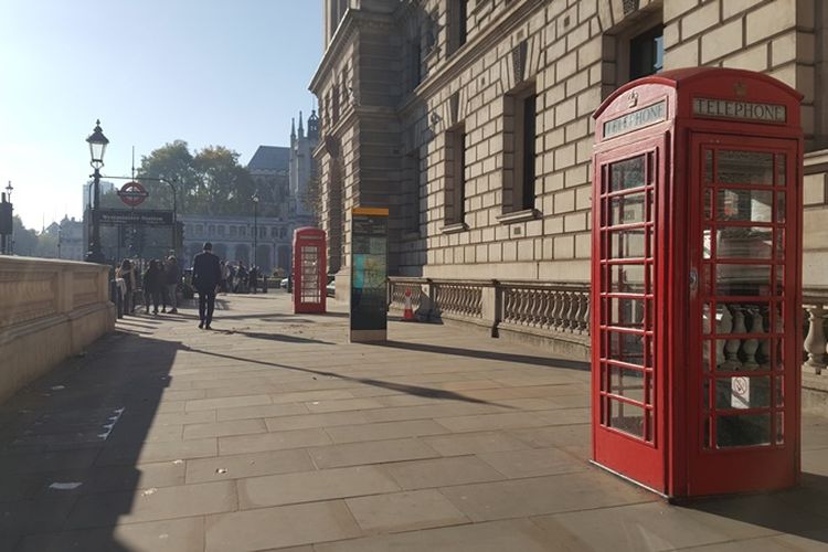 Red telephone box di kawasan Westminster, tempat Elizabeth Tower dan Big Ben, ikon ternama di London, Inggris, berada. Renovasi sudah dimulai sejak Agustus 2017 lalu dan dijadwalkan rampung pada tahun 2021.