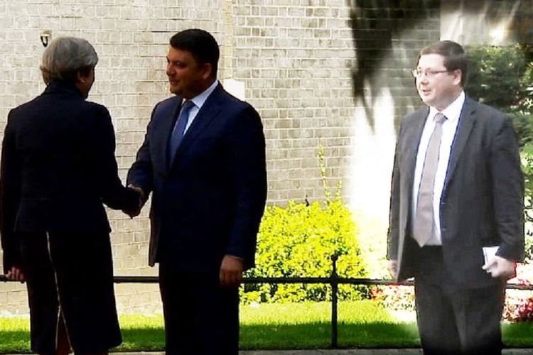 Dalam gambar tampak Stanislav Yezhov (paling kanan) ketika mendampingi Perdana Menteri Ukraina, Volodymyr Groysman, ketika berbicara dengan Perdana Menteri Inggris Theresa May (kiri) Juli lalu. Yezhov ditangkap intelijen Ukraina dengan tuduhan menjadi agen Rusia (20/12/2017)