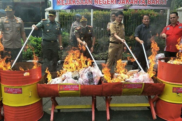Kejaksaan Negeri Jakarta Barat memusnahkan ratusan barang bukti perkara sepanjang 2017-2018 di Kembangan, Jakarta Barat pada Selasa (11/12/2018). 
