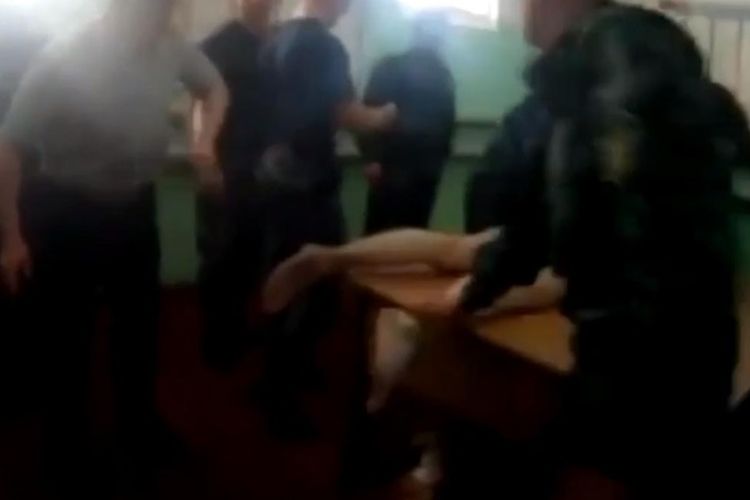 Tangkapan layar video penyiksaan tahanan oleh sekelompok sipir di penjara Rusia yang tersebar ke publik.