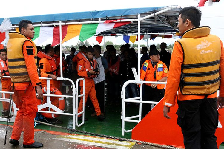 Tim SAR (search and rescue) Banda Aceh berhasil mengevakuasi 24 orang nelayan yang terdampar di Pulau Bunta, Aceh Besar, akibat boat yang mereka tumpangi karam setelah terhempas angin dan gelombang besar, Minggu (19/08/18)