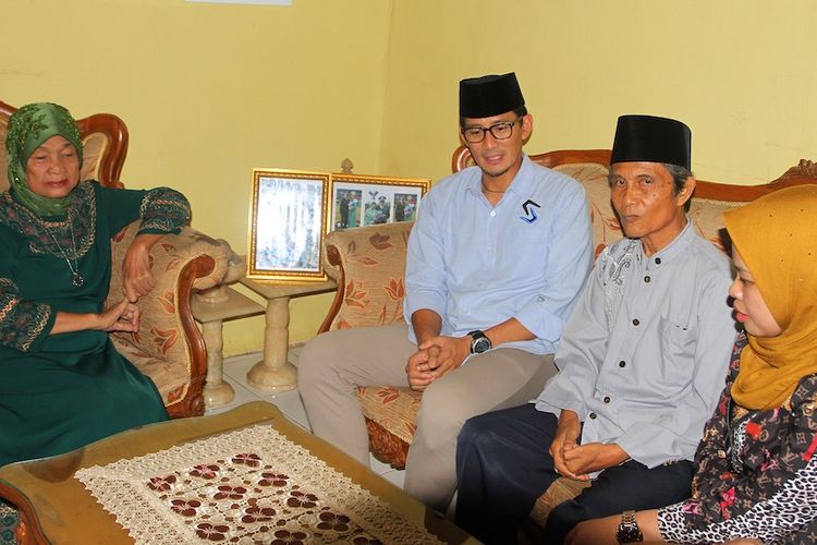 Calon Wakil Presiden nomor urut 02 Sandiaga Salahudin Uno saat mengunjungi kediaman ketua KPPS almarhum Selamat Riadi (66) yang terletak di Jalan Eka Bakti Nomor 22 Kelurahan Ilir D-1 Sekip, Palembang, Sumatera Selatan , Jumat (17/5/2019).