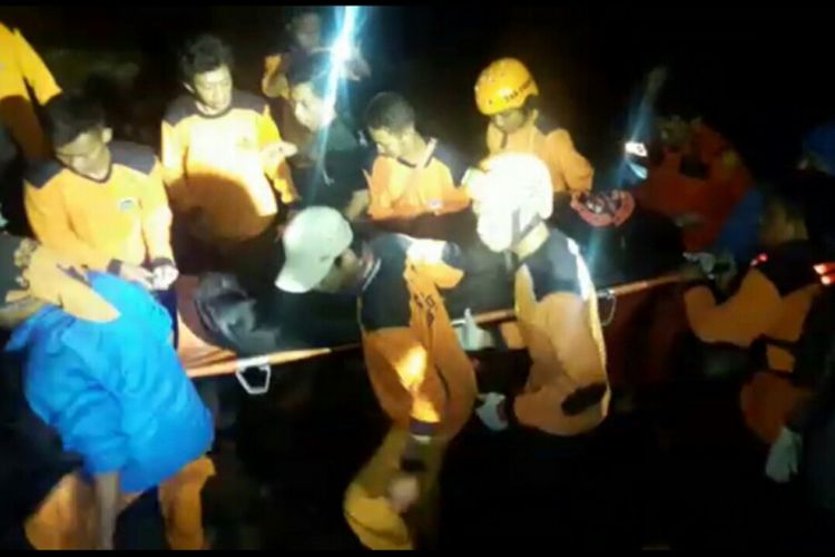 Tim Basarnas Makassar berhasil menemukan korban tenggelam yang terdampar di bebatuan tepi Pantai Barombong, Selasa (23/1/2018) dinihari. 