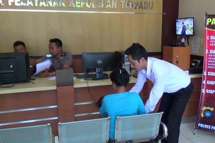 Korban seorang remaja yang ditinggal kawin saat melapor di Polres Pangkal Pinang, Kepulauan Bangka Belitung.