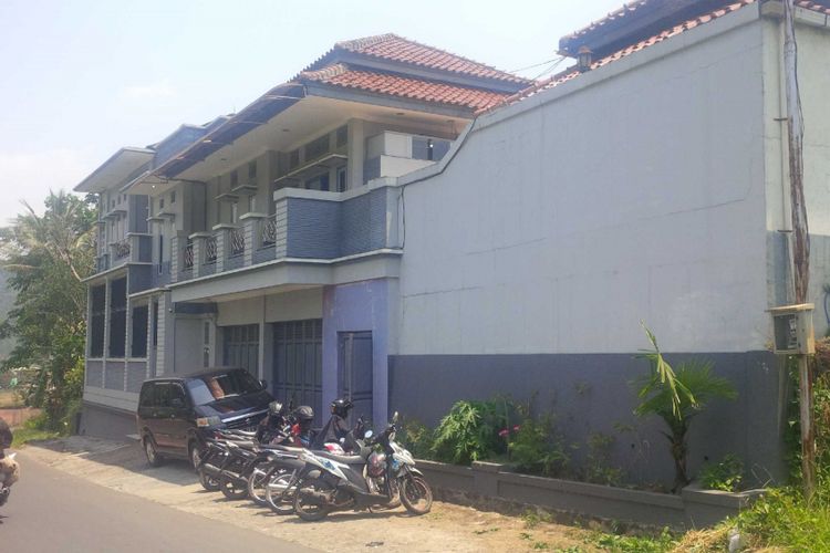 Rumah milik Sekretaris Dinas Pendidikan dan Kebudayaan Kabupaten Sukabumi Solihin, yang dirampok di Cireunghas, Sukabumi, Jawa.Barat, Selasa (1/9/2017).