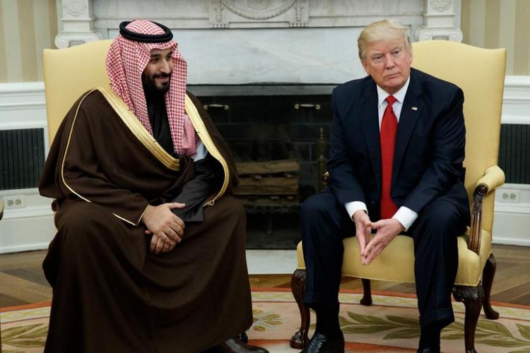 Presiden AS Donald Trump (kanan) saat bertemu dengan Pangeran Saudi Mohammed bin Salman di Gedung Putih dalam pertemuan keduanya sebelumnya.