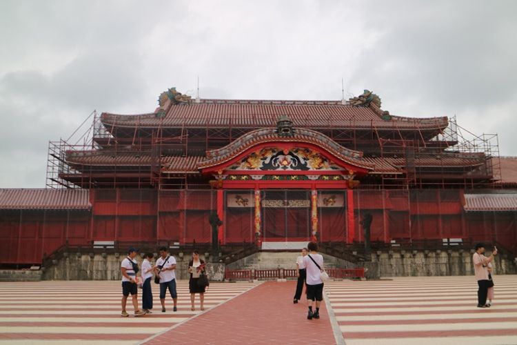 Kastil Shurijo, peninggalan Kerajaan Ryukyu di Pulau Okinawa, Jepang. Kastil ini adalah hasil pembangunan kembali setelah sempat hancur saat perang dunia II. Bagian asli yang tersisa hanya bagian fondasi.