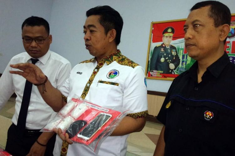 Kasat Narkoba Polres Jombang, Moch Mukid (tengah), memaparkan kronologi penangkapan salah satu kurir narkoba yang diduga dikendalikan seseorang dari dalam Lapas.