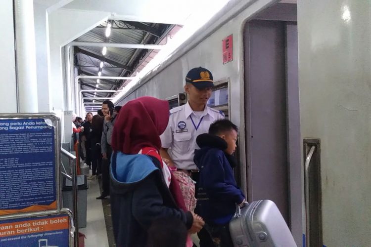Para penumpang tengah menaiki kereta api (KA) Galunggung jurusan Kiaracondong-Tasikmalaya.